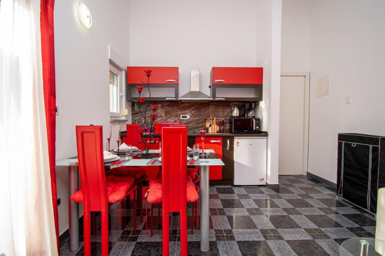 Apartments With Pool In Pula,Croatia エクステリア 写真