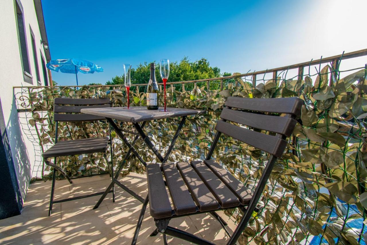 Apartments With Pool In Pula,Croatia エクステリア 写真