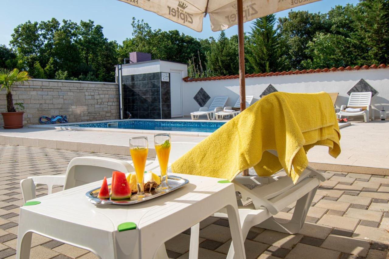 Apartments With Pool In Pula,Croatia エクステリア 写真
