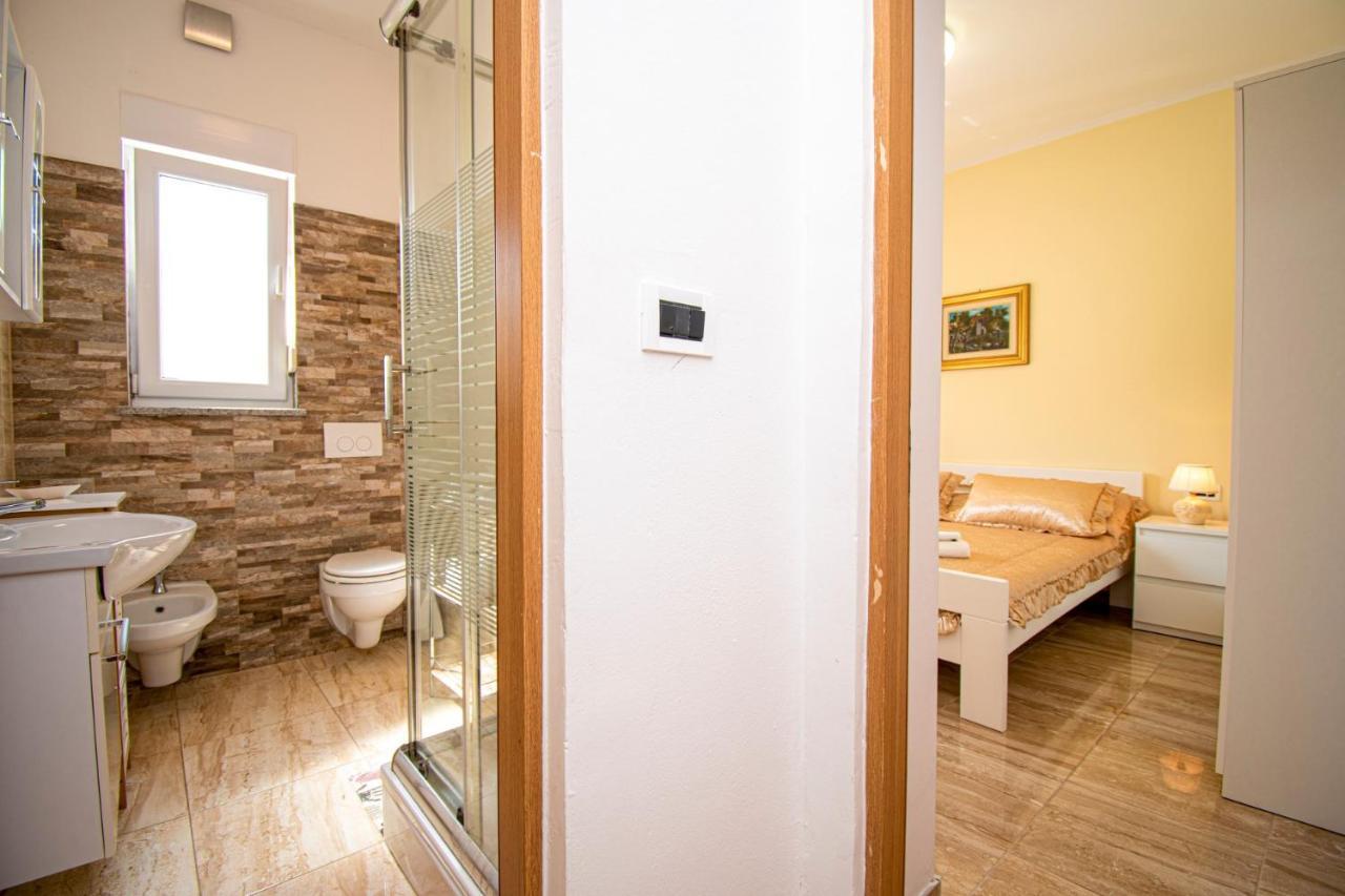 Apartments With Pool In Pula,Croatia エクステリア 写真
