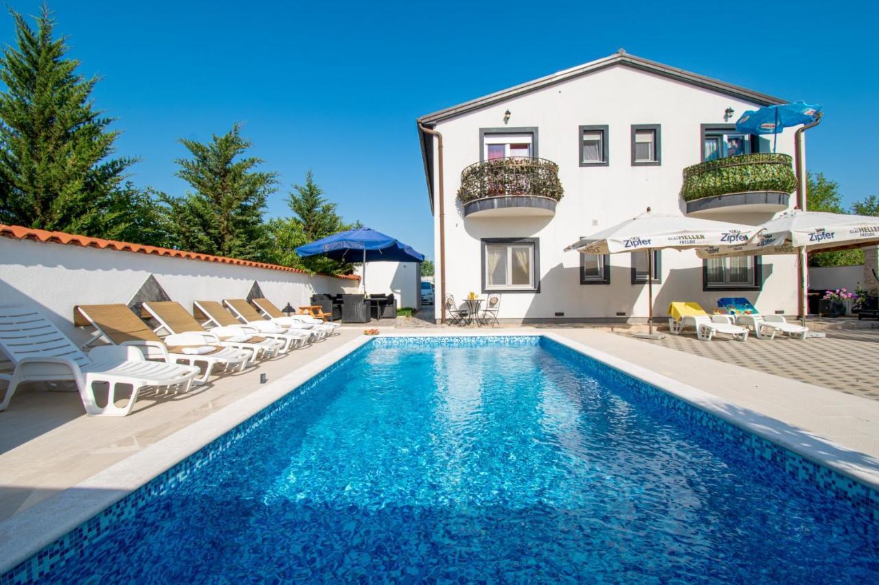 Apartments With Pool In Pula,Croatia エクステリア 写真