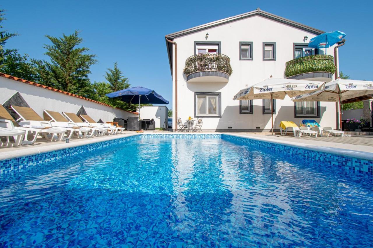 Apartments With Pool In Pula,Croatia エクステリア 写真
