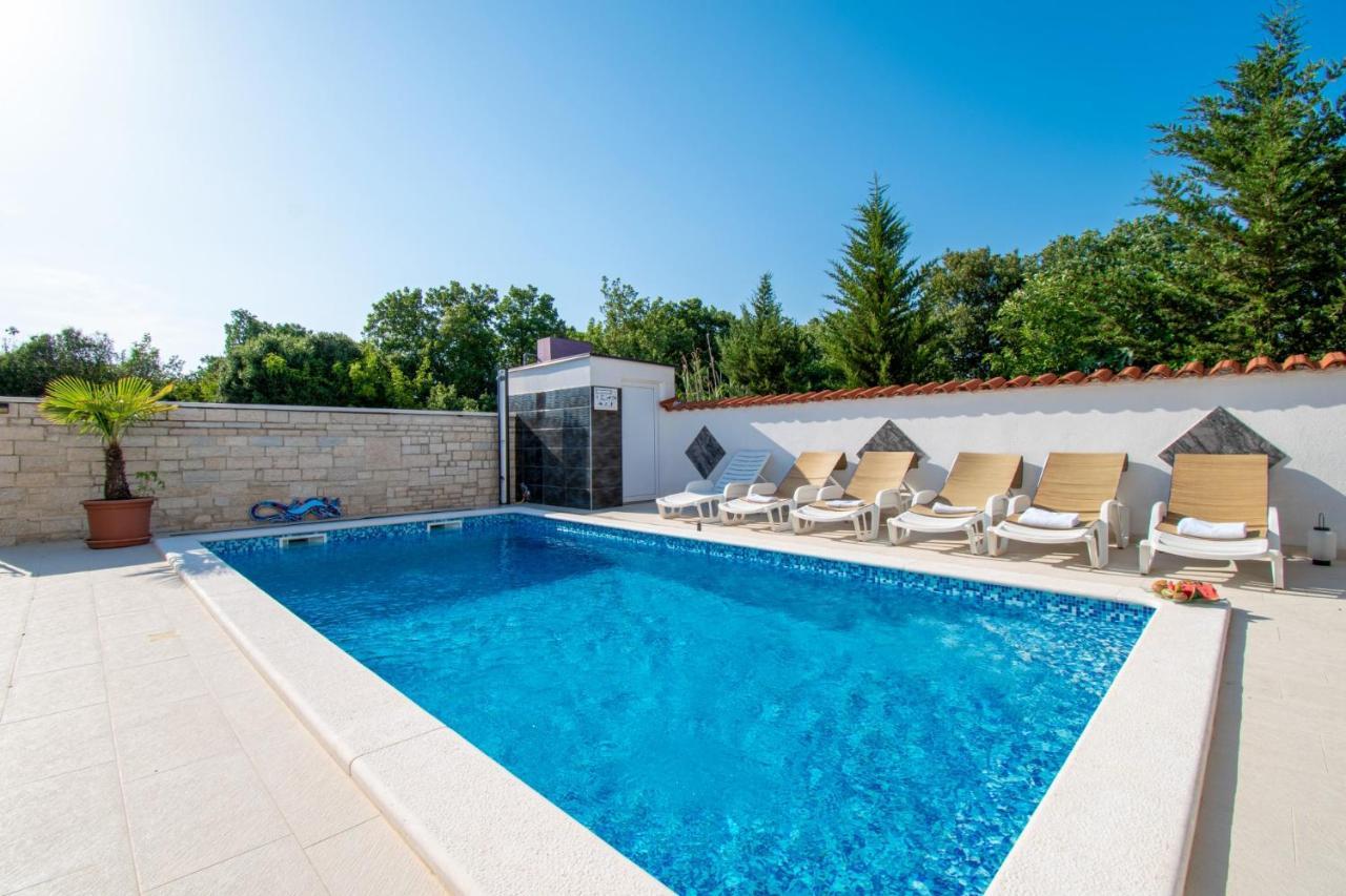 Apartments With Pool In Pula,Croatia エクステリア 写真