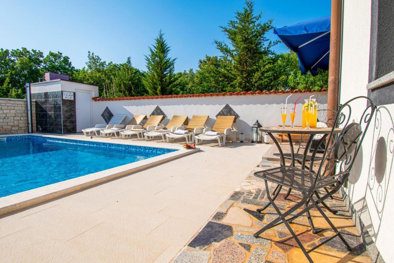 Apartments With Pool In Pula,Croatia エクステリア 写真