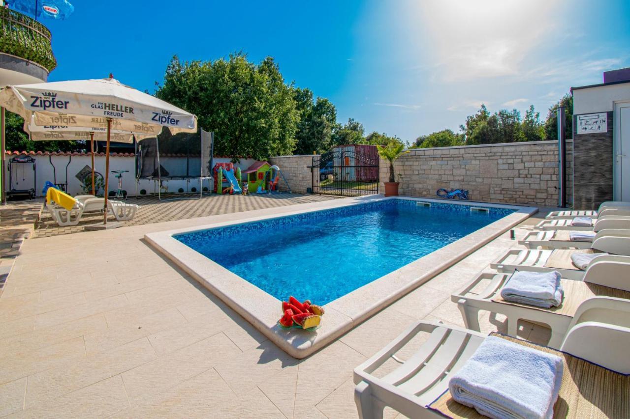 Apartments With Pool In Pula,Croatia エクステリア 写真