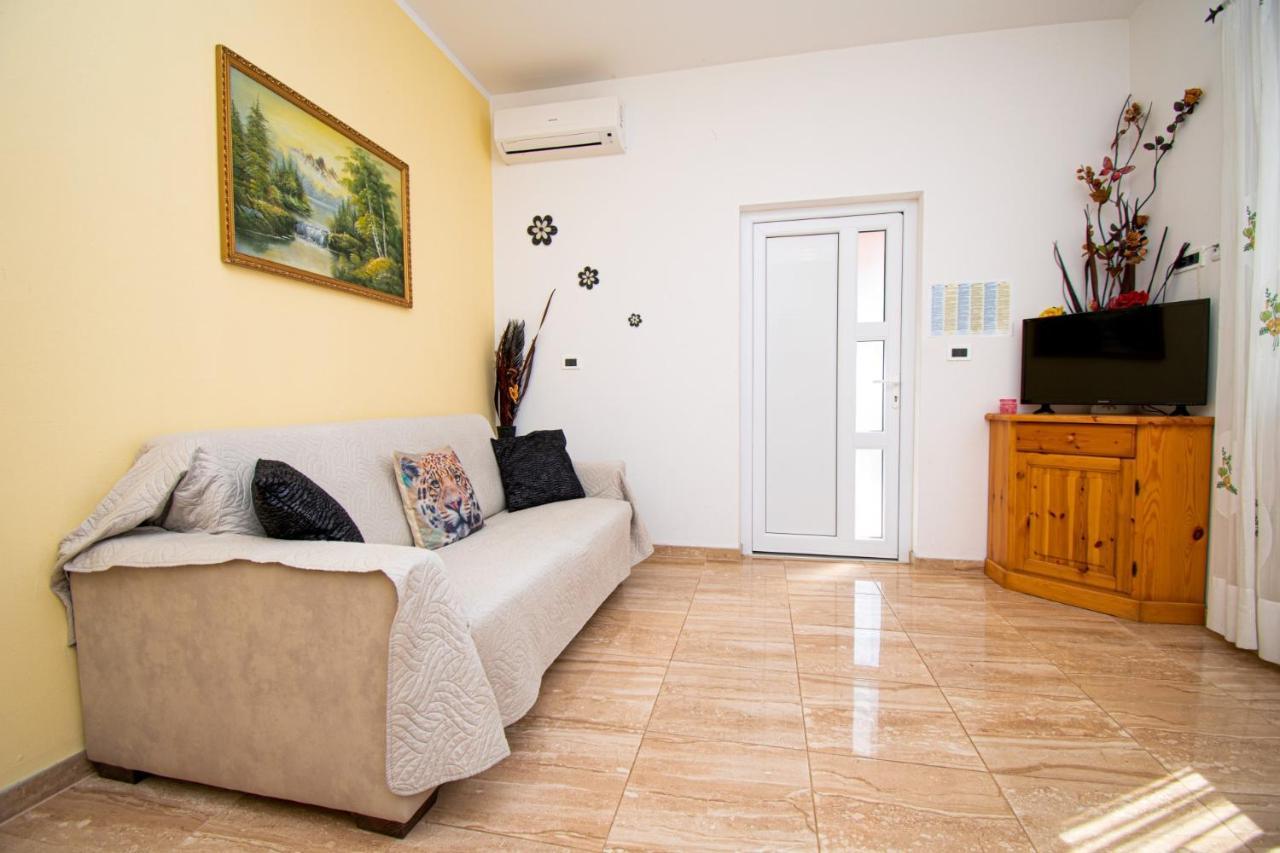 Apartments With Pool In Pula,Croatia エクステリア 写真