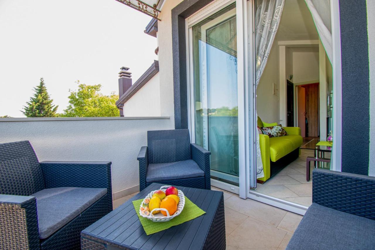 Apartments With Pool In Pula,Croatia エクステリア 写真
